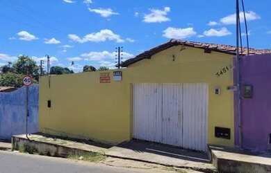 Imagem: A casa possui 2 Dormitórios, 2 Banheiros e 2 Vagas na garagem