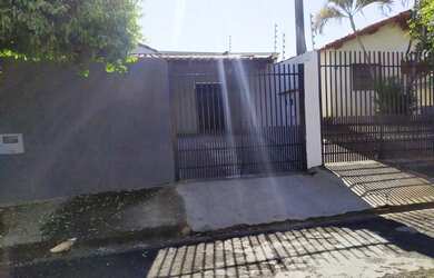 Imagem: A casa possui 2 Dormitórios, 1 Banheiro, 1 Vaga na garagem