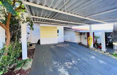 Imagem: A casa possui 3 Dormitórios, 2 Banheiros, 2 Vagas na garagem