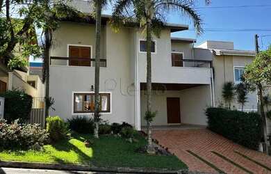 Imagem: A casa em condomínio possui 3 Dormitórios, 1 Banheiro, 4 Vagas