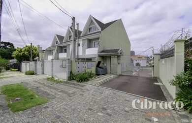 Imagem: A casa possui 3 Dormitórios, 4 Banheiros, 2 Vagas na garagem