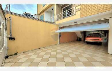 Imagem: A casa possui 4 Dormitórios, 4 Banheiros, 2 Vagas na garagem