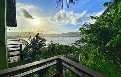 Imagem: A casa possui 3 Dormitórios, 3 Banheiros, 2 Vagas na garagem