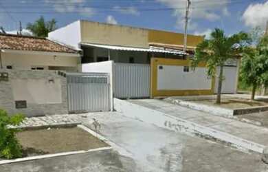 Imagem: A casa possui 2 Dormitórios, 2 Banheiros e 2 Vagas na garagem