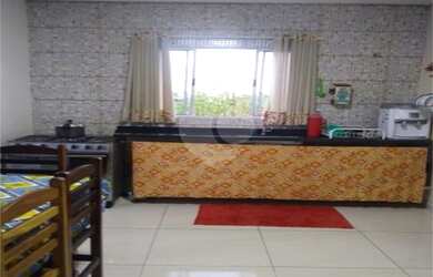 Imagem: A casa possui 4 Dormitórios, 2 Banheiros, 2 Vagas na garagem