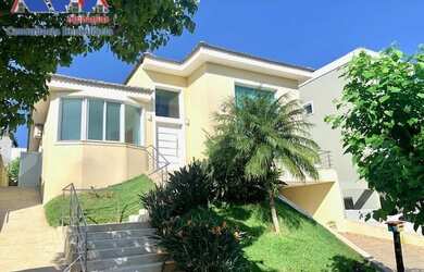 Imagem: A casa possui 3 Dormitórios, 4 Banheiros, 4 Vagas na garagem