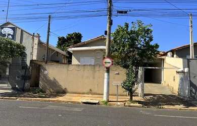 Imagem: A casa possui 2 Dormitórios, 1 Banheiro, 2 Vagas na garagem