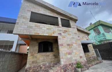 Imagem: A casa possui 4 Dormitórios, 4 Banheiros, 5 Vagas na garagem