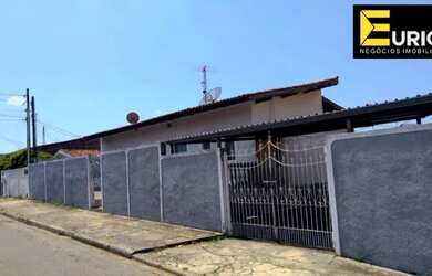 Imagem: A casa possui 2 Dormitórios, 1 Banheiro, 2 Vagas na garagem