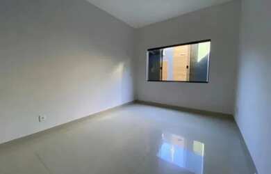 Imagem: A casa possui 2 Dormitórios, 2 Banheiros, 2 Vagas na garagem