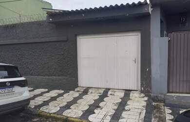 Imagem: A casa possui 3 Dormitórios, 1 Banheiro, 2 Vagas na garagem