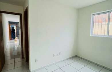 Imagem: A casa possui 2 Dormitórios, 2 Banheiros, 1 Vaga na garagem