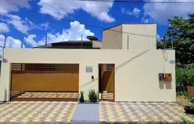 Imagem: A casa possui 3 Dormitórios, 3 Banheiros, 2 Vagas na garagem