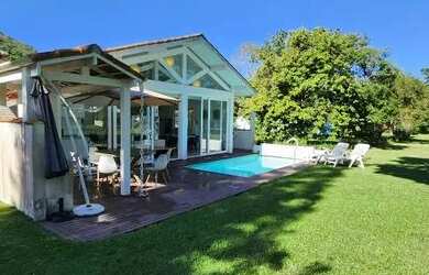 Imagem: A casa em condomínio possui 5 Dormitórios, 4 Banheiros, 2