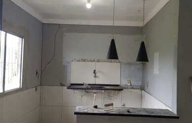 Imagem: A casa possui 1 Dormitório, 1 Banheiro, 1 Vaga na garagem e