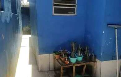 Imagem: A casa possui 2 Dormitórios, 1 Banheiro, 2 Vagas na garagem