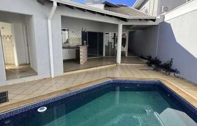 Imagem: A casa em condomínio possui 4 Dormitórios, 5 Banheiros, 4