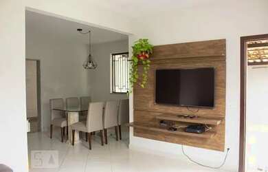 Imagem: A casa possui 4 Dormitórios, 1 Banheiro, 2 Vagas na garagem