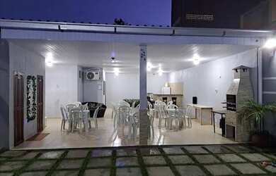 Imagem: A casa possui 1 Dormitório, 3 Banheiros, 4 Vagas na garagem