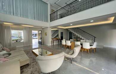 Imagem: A casa em condomínio possui 5 Dormitórios, 5 Banheiros, 4