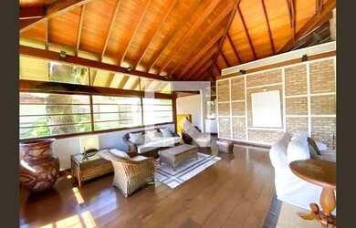 Imagem: A casa possui 5 Dormitórios, 5 Banheiros, 5 Vagas na garagem