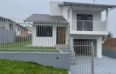 Imagem: A casa possui 2 Dormitórios, 2 Banheiros, 2 Vagas na garagem