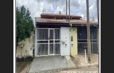 Imagem: A casa possui 2 Dormitórios, 1 Banheiro, 1 Vaga na garagem