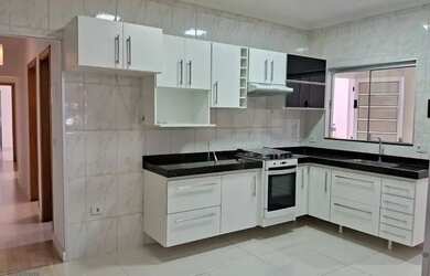 Imagem: A casa possui 3 Dormitórios, 1 Banheiro, 2 Vagas na garagem