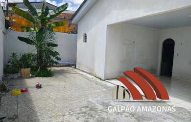 Imagem: A casa possui 4 Dormitórios, 4 Banheiros e 4 Vagas na garagem