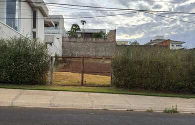 Imagem: O terreno possui 490m² de Área e está localizado em Laranjeiras
