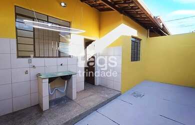 Imagem: A casa possui 2 Dormitórios, 1 Banheiro, 1 Vaga na garagem