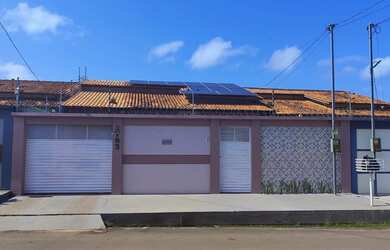 Imagem: A casa possui 2 Dormitórios, 2 Banheiros, 3 Vagas na garagem