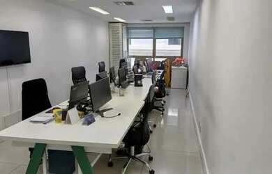 Imagem: O depósito possui 1 Vaga na garagem, 43m² de Área e está