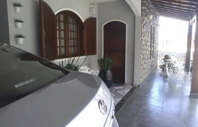 Imagem: A casa possui 5 Dormitórios, 4 Banheiros, 2 Vagas na garagem