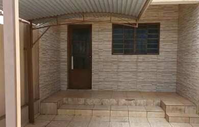 Imagem: A casa possui 3 Dormitórios, 2 Banheiros, 2 Vagas na garagem