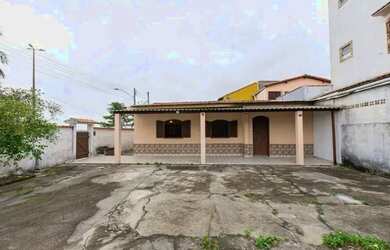 Imagem: A casa possui 3 Dormitórios, 2 Banheiros, 1 Vaga na garagem