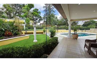 Imagem: A casa em condomínio à venda possui 4 Dormitórios, 5 Banheiros