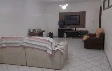 Imagem: A casa possui 3 Dormitórios, 2 Banheiros, 2 Vagas na garagem