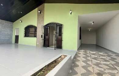 Imagem: A casa possui 4 Dormitórios, 5 Banheiros, 3 Vagas na garagem