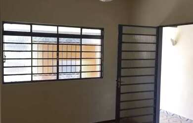 Imagem: A casa possui 2 Dormitórios, 1 Banheiro, 1 Vaga na garagem