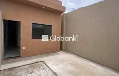 Imagem: Casa à venda em Montes Claros - 2 quartos, quintal e área