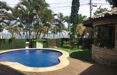 Imagem: A casa em condomínio possui 4 Dormitórios, 1 Banheiro, 330m²