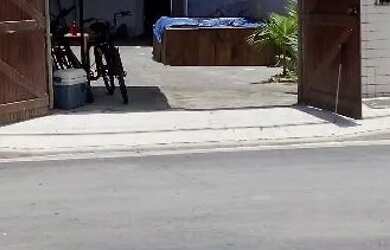 Imagem: A casa possui 3 Dormitórios, 2 Banheiros, 3 Vagas na garagem