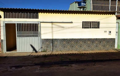 Imagem: A casa possui 2 Dormitórios, 1 Banheiro, 2 Vagas na garagem