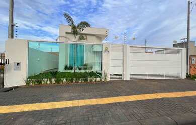 Imagem: A casa possui 2 Dormitórios, 2 Banheiros, 2 Vagas na garagem