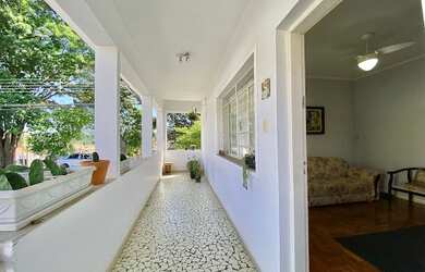 Imagem: A casa possui 3 Dormitórios, 2 Banheiros, 2 Vagas na garagem