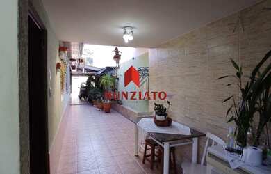 Imagem: A casa possui 4 Dormitórios, 2 Banheiros, 4 Vagas na garagem