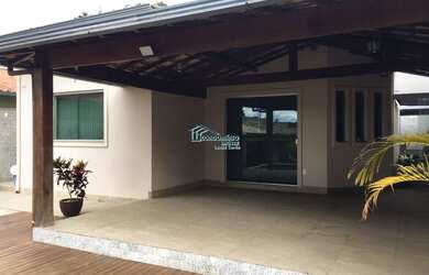 Imagem: A casa possui 3 Dormitórios, 3 Banheiros, 2 Vagas na garagem