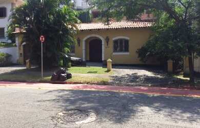 Imagem: A casa possui 4 Dormitórios, 4 Banheiros, 4 Vagas na garagem