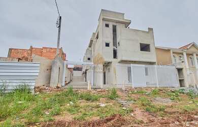 Imagem: A casa possui 3 Dormitórios, 4 Banheiros, 2 Vagas na garagem